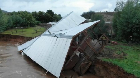 Tras crecida de caudal: Casa se encuentra a punto de caer a estero en Quillón tras intensas lluvias
