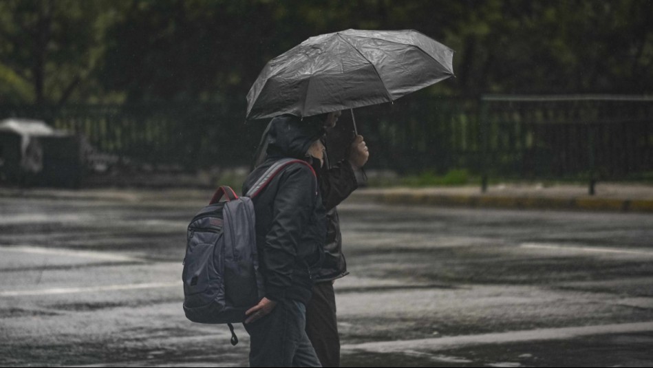 Vuelven las precipitaciones a Santiago: Confirman a qué hora lloverá este martes 18 de junio