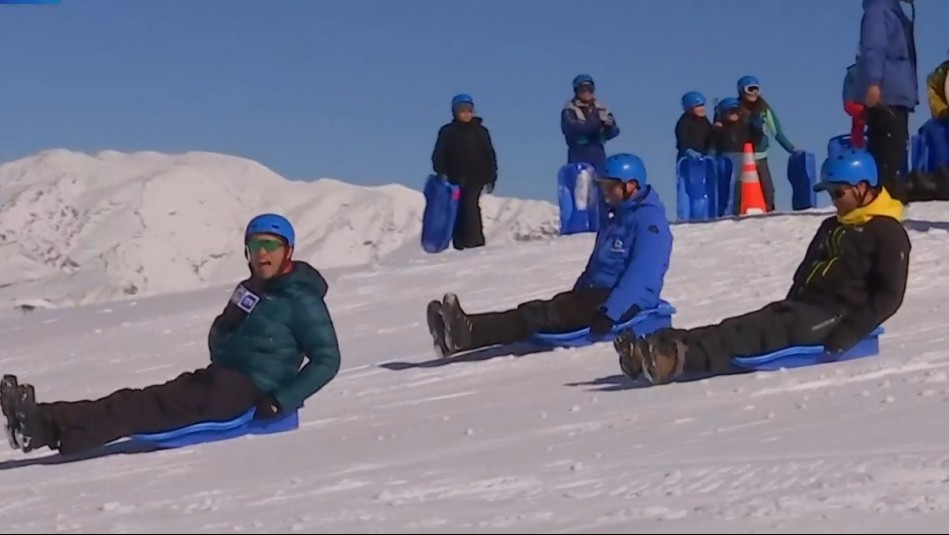 Sin miedo a nada: Karen Doggenweiler y Gonzalo Ramírez se lanzan en trineo por la nieve en Farellones