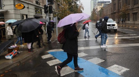 Vuelve la lluvia a Santiago: ¿Cuándo comienza y cuántos milímetros caerán con nuevo sistema frontal?