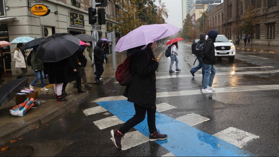 Vuelve la lluvia a Santiago: ¿Cuándo comienza y cuántos milímetros caerán con nuevo sistema frontal?