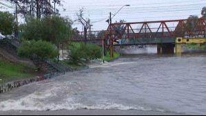 Lluvias inundan paso bajo nivel de Lo Ovalle: Así es la "cascada" que cae por calles en Lo Espejo