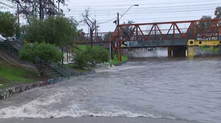 Lluvias inundan paso bajo nivel de Lo Ovalle: Así es la "cascada" que cae por calles en Lo Espejo