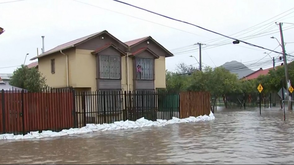 Sistema frontal provoca inundación de viviendas en San Bernardo: Son 72 los puntos críticos en la comuna