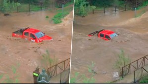 Tras largas horas bajo el agua: Así sacaron camioneta atrapada tras desborde de estero en Reñaca