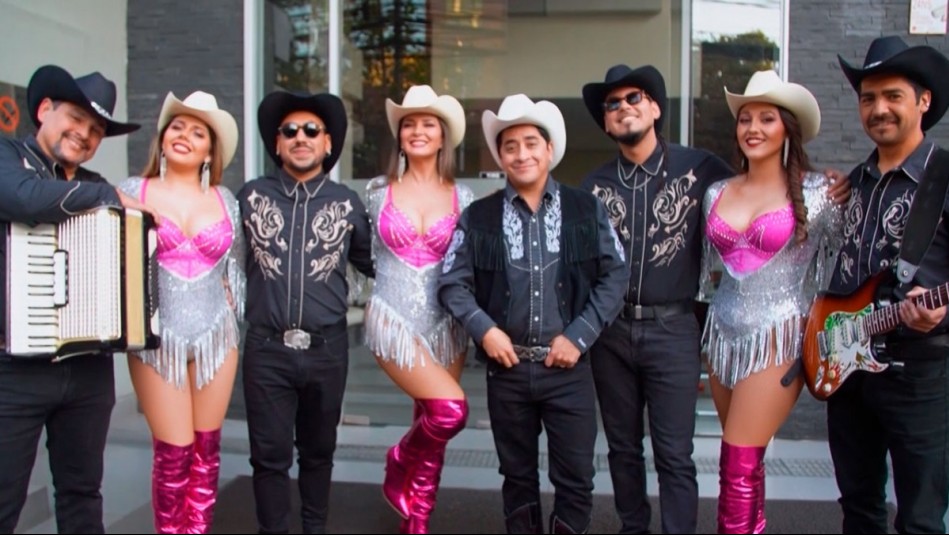 Con coreografía incluida: Fernando Godoy protagonizó videoclip del grupo Reina Isabel en Bajo el Mismo Techo