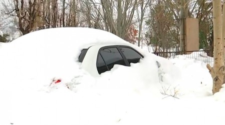 Más de cuatro metros de nieve en sectores cordilleranos: Así quedó auto tras intensas nevazones