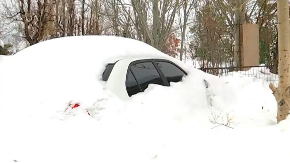 Más de cuatro metros de nieve en sectores cordilleranos: Así quedó auto tras intensas nevazones