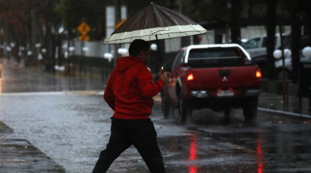 ¿Lluvia en Santiago? Alejandro Sepúlveda adelanta precipitaciones para este lunes en la región Metropolitana