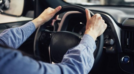 ¿Quiénes deben renovar su licencia de conducir en el 2025?