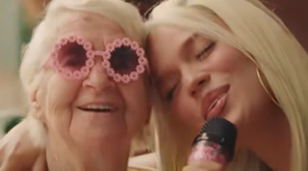 Inesita es la tiktoker de 90 años que participa en el nuevo video de Karol G: Así fue su conmovedor encuentro