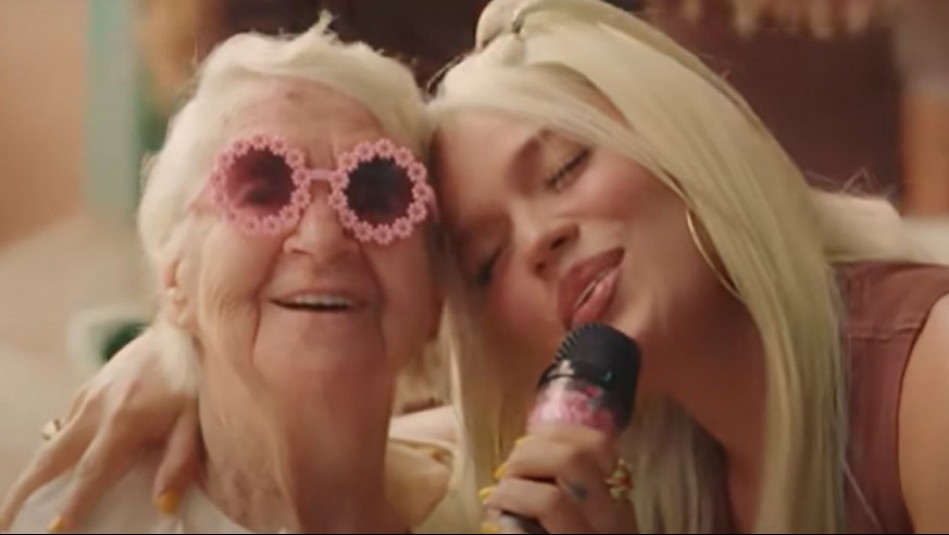 Inesita es la tiktoker de 90 años que participa en el nuevo video de Karol G: Así fue su conmovedor encuentro