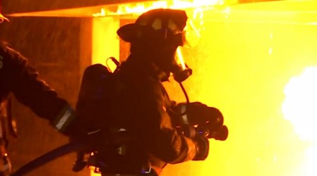Fue bombero por un día: Gastón Salgado enfrentó las llamas y apagó un gigantesco incendio en De Paseo