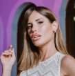 Gala Caldirola supo llenar de elegancia un atuendo clásicamente informal, ya que mezcló su pantalón de cuero negro con los detalles de estilismo apropiados para elevarlo.