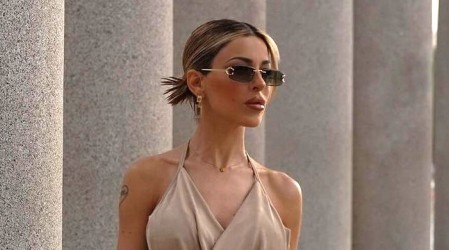 Estos son los outfits de verano que luce Oriana Marzoli en Grecia: Falda larga y bikini Barbie cord