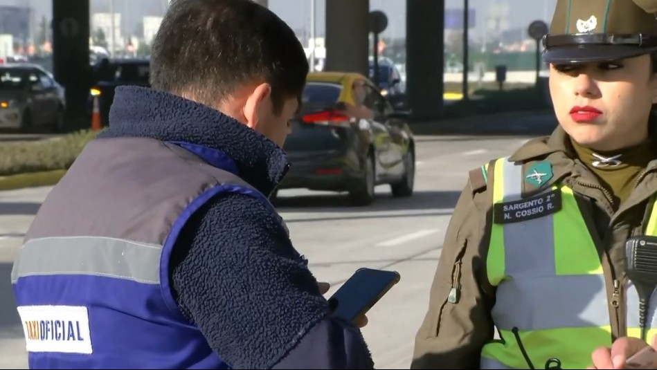 Sorprenden a taxista oficial del Aeropuerto de Santiago sin licencia de conducir: Iba con pasajera a bordo