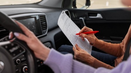 ¿Vas a solicitar la licencia de conducir? Este es el nuevo libro para preparar tu examen teórico