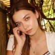 Afra Saraçoglu recorrió el Soho de Nueva York con un outfit casual con acento en los años 70, una propuesta actualizada que resulta fácil de recrear.
