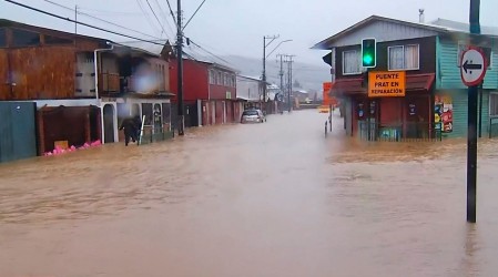 Video muestra viviendas anegadas tras desborde de río Curanilahue