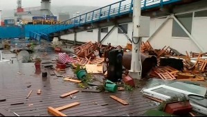 Fuertes marejadas destruyen restaurante en muelle Barón de Valparaíso