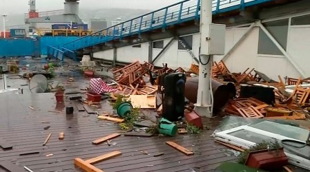 Fuertes marejadas destruyen restaurante en muelle Barón de Valparaíso