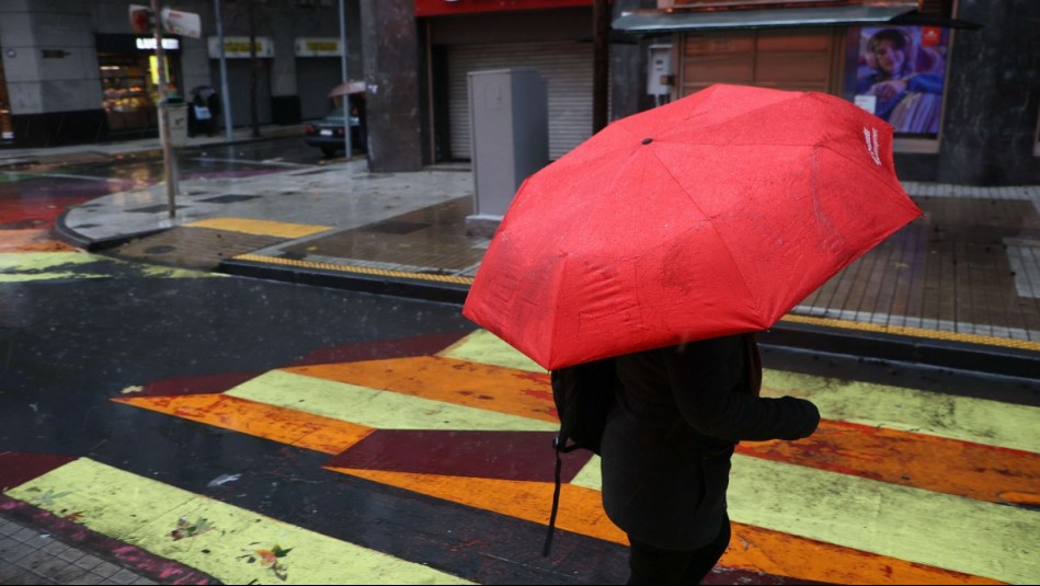 Con vientos de hasta 40 km/h: ¿A qué hora comienzan las lluvias este lunes en Santiago?