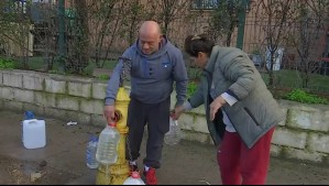 Llevan cinco días sin luz ni agua potable: Familias sacan agua de grifo por falta de suministro en Pudahuel