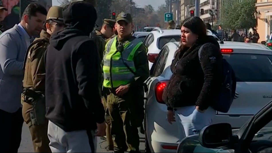 'Vamos a retirar el vehículo': Carabineros descubre a conductor sin licencia ni documentos en fiscalización