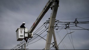 ¿De cuánto serían las compensaciones por masivos cortes de luz? Exdirector del Sernac detalla los montos