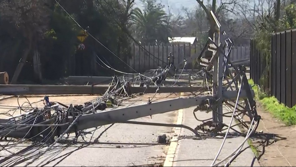 Insólito: Imágenes muestran postes caídos en plena calle en Lampa a más de una semana de temporal