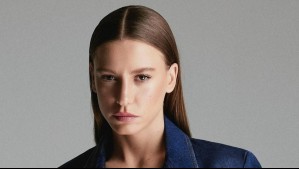 Serenay Sarikaya destila elegancia con un collar choker de oro y diamantes firmado por Bulgari