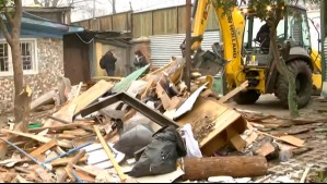 Demuelen casa que había sido tomada hace cuatro años en Quinta Normal: Vecinos acusan amenazas de moradores