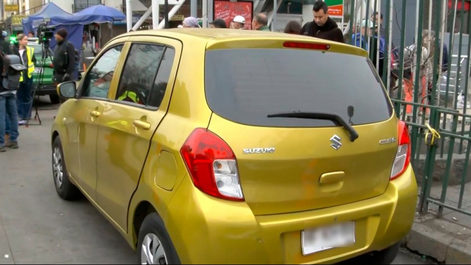 Se escondió en el terminal: Conductor abandona su vehículo en plena Alameda para evadir fiscalización