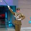 Revisa la presentación del cabo primero Sebastián Guerrero, miembro del GOPE y tambor mayor de la Escuela de Suboficiales de Carabineros, que se presentará en la Parada Militar.
