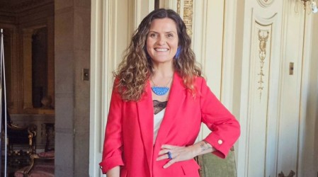 Por esta foto comparan a Connie Achurra con Angelina Jolie