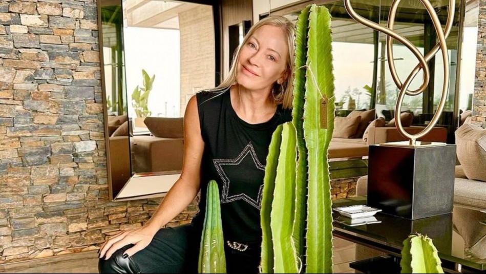 El outfit de Marcela Vacarezza en la televisión estadounidense: Una falda satinada en tendencia