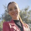 Carla Jara estrena nueva casa y para celebrarlo luce un llamativo vestido rojo de punto con el que deslumbró. Este diseño es un básico y con su versatilidad se logran diferentes looks.