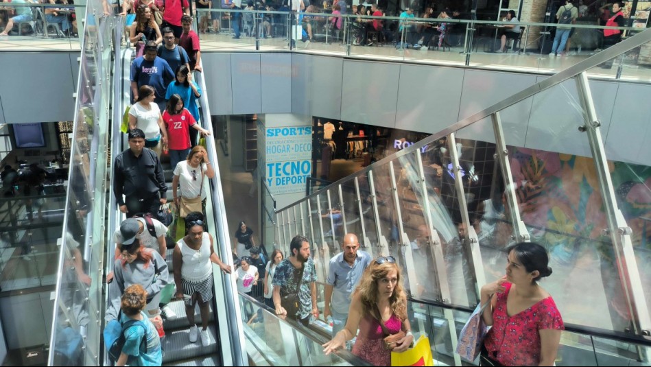 ¿Cómo funciona el comercio este martes 17 de septiembre? Revisa los horarios de malls y supermercados