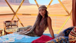 "Una verdadera diosa egipcia": Lisandra Silva posa frente a las pirámides de Giza con túnica y un toque chic