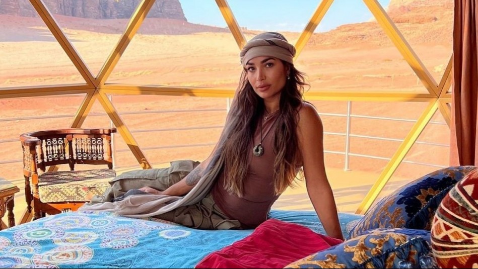 'Una verdadera diosa egipcia': Lisandra Silva posa frente a las pirámides de Giza con túnica y un toque chic