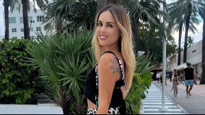 Maura Rivera lleva el glamour al mar con un traje de baño animal print de diseño cut out