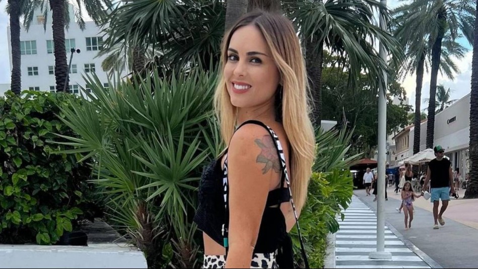 Maura Rivera lleva el glamour al mar con un traje de baño animal print de diseño cut out