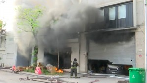 Gran incendio afectó a bodegas en Barrio Meiggs: Tuvieron que evacuar colegio en las cercanías