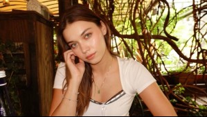 Afra Saracoglu vestida a juego con estiloso acompañante en París: Chaquetas trendy cow print