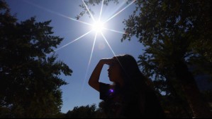 Pronostican "golpe de calor" en Santiago: Alejandro Sepúlveda adelanta día que rondará los 30 °C esta semana