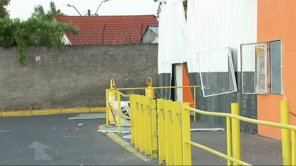 Delincuentes detonan cajero automático al interior de supermercado en Cerrillos: Lanzaron 'miguelitos' al huir