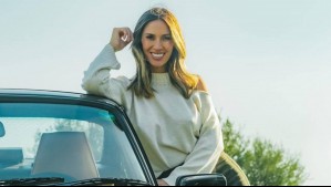 El look de Vanesa Borghi para pasear frente al mar: Un maxivestido con print de obra de arte