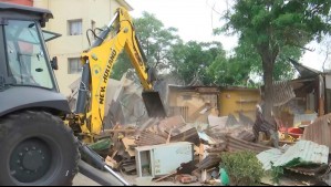 Demuelen casa que estaba tomada en Quinta Normal: Vecinos aplaudieron intervención