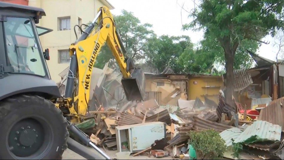 Demuelen casa que estaba tomada en Quinta Normal: Vecinos aplaudieron intervención