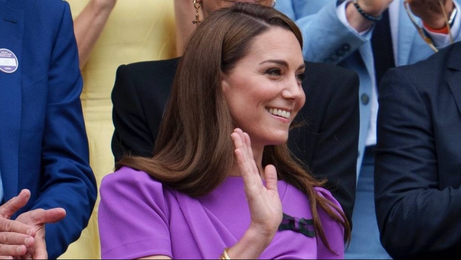 Conteniendo las lágrimas, pero regia: Kate Middleton reaparece emotiva y vestida de negro
